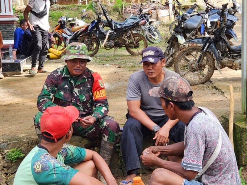 Sertu Mawardi saat menjalin komunikasi dengan warga di Pekon Pemerihan, Minggu (25/5/2025), Foto: Ist.