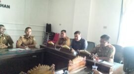 M. Nasir memanggil Dinas Pekerjaan Umum dan Penataan Ruang (PUPR) serta pihak konsultan untuk berdiskusi terkait runtuhnya ornamen di gedung DPRD Pesawaran, Senin (26/5/2025), Foto: Soheh/NK.