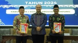 Pemkab Lambar saat menerima penghargaan predikat WTP atas LKPD 2024, Senin (26/5/2025), Foto: Iwan/NK.