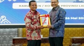 Bupati Pringsewu saat menerima penghargaan WTP dari BPK RI atas LKPD, Senin (26/5/2025), Foto: Reza/NK.