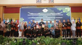 Pemkab Lamsel saat menerima penghargaan opini WTP atas LKPD 2024 dari BPK RI Lampung, Senin (26/5/2025), Foto: Eko/NK.