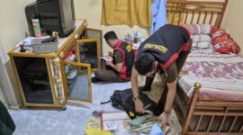 Tim Penyidik Kejari Pringsewu saat mengamankan sejumlah dokumen terkait dugaan korupsi bimtek aparatur desa, Selasa (27/5/2025), Foto: Reza/NK.