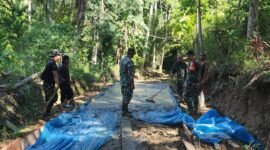 Momen kebersamaan dan gotong royong yang terjalin antara warga dan Satgas TMMD saat proses pembangunan jalan, Rabu (28/5/2025), Foto: Ist.
