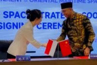 Gubernur Lampung, Rahmat Mirzani Djausal saat menandatangani kerja sama pemanfaatan satelit, Jumat (30/5/2025), Foto: Ist.