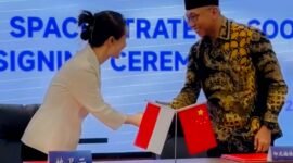 Gubernur Lampung, Rahmat Mirzani Djausal saat menandatangani kerja sama pemanfaatan satelit, Jumat (30/5/2025), Foto: Ist.