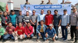 Pemkab Lamsel menyerahkan bantuan sembako kepada ratusan karyawan PT San Xiong Steel, Sabtu (31/5/2025), Foto: Eko/NK.