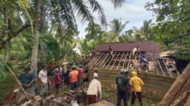 Proses pembongkaram rumah tidak layak huni (RTLH) milik Tarwono, warga setempat, Foto: Ist.