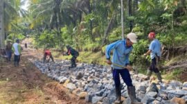 Satgas TMMD bersama warga saling membantu memecahkan batu untuk pembangunan badan jalan, Foto: Ist.
