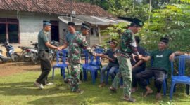 Satgas TMMD saat menghadiri takziah warga, Senin (19/5/2025), Foto: Ist.