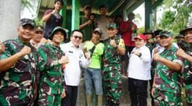 Brigjen Joni Pardede bersama satgas TMMD ke-124, Rabu (21/5/2025), Foto: Ist.