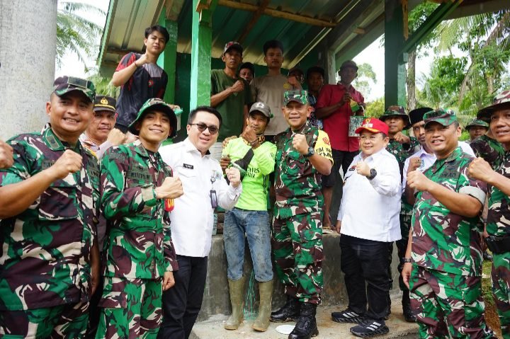 Brigjen Joni Pardede bersama satgas TMMD ke-124, Rabu (21/5/2025), Foto: Ist.