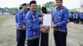 Bupati Pringsewu (kiri) saat menyerahkan SK CPNS formasi 2024, Senin (2/6/2025), Foto: Reza/NK.