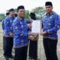 Bupati Pringsewu (kiri) saat menyerahkan SK CPNS formasi 2024, Senin (2/6/2025), Foto: Reza/NK.