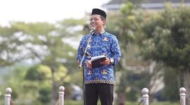 Bupati Pringsewu, Riyanto Pamungkas bertindak sebagai inspektur upacara, Senin (2/6/2025), Foto: Reza/NK.