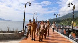 Bupati Lampung Barat, Parosil Mabsus saat mengunjungi Pasar Tematik Danau Ranau, Lumbok Seminung, Senin (2/6/2025), Foto: Iwan/NK.