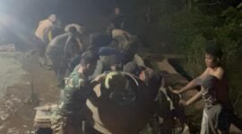 Satgas TMMD lembur tuntaskan pekerjaan, Senin (2/6/2025), Foto: Ist.