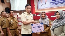 Radityo Egi Pratama saat menyerahkan gaji dan TTP kepada ASN, Selasa (3/6/2025), Foto: Eko/NK.