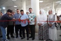 Pemotongan pita oleh Ketua DPRD Tubaba, Busroni bersama Wakil Bupati Tubaba, Nadirsyah saat membuka Papuke Foodcourt, Selasa (3/6/2025), Foto: Arie/NK.