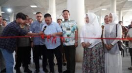 Pemotongan pita oleh Ketua DPRD Tubaba, Busroni bersama Wakil Bupati Tubaba, Nadirsyah saat membuka Papuke Foodcourt, Selasa (3/6/2025), Foto: Arie/NK.