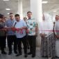 Pemotongan pita oleh Ketua DPRD Tubaba, Busroni bersama Wakil Bupati Tubaba, Nadirsyah saat membuka Papuke Foodcourt, Selasa (3/6/2025), Foto: Arie/NK.