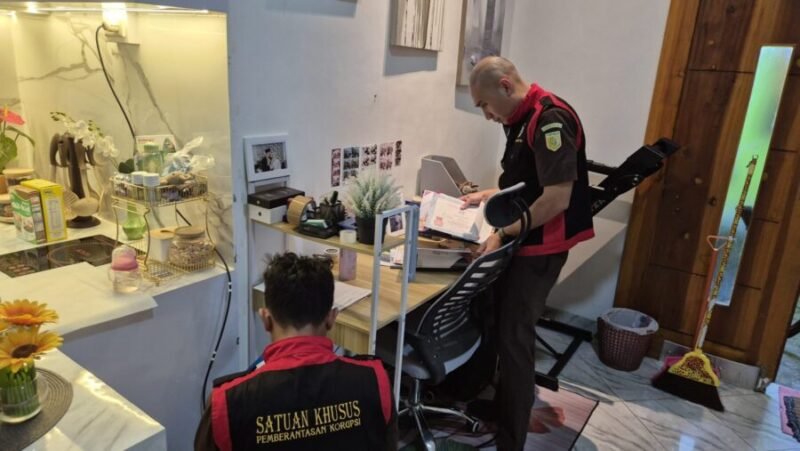 Kejari Pringsewu saat menggeledah kantor LPPAN, Selasa (3/6/2025), Foto: Reza/NK.