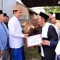 penyerahan sapi kurban dari Presiden Republik Indonesia, Prabowo Subianto, yang disalurkan langsung oleh Bupati Lampung Selatan, Radityo Egi Pratama, Jumat (6/6/2025), Foto: Eko/NK.
