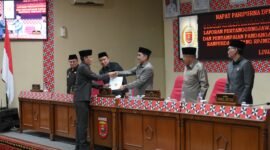 Sekretaris Fraksi Adem saat menyampaikan pandangan umum fraksi terhadap pidato bupati tentang RPJMD Tahun 2025-2029, Selasa (17/6/2025), Foto: Iwan/NK.