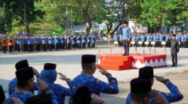 Bupati Egi saat memimpin langsung upacara bulanan di lingkungan Pemkab Lamsel, di Lapangan Korpri, Kalianda, Selasa (17/6/2025), Foto: Eko/NK.