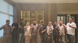 Ahmad Giri Akbar saat menerima kunjungan Panitia Pelaksana Pengukuhan IJP Lampung Periode 2025–2028 di ruang kerjanya, Selasa (17/6/2025), Foto: Ist.