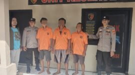 Tiiga pelaku perjudian kartu remi yang berhasil diamankan oleh Polsek Gadingrejo, Foto: Reza/NK.