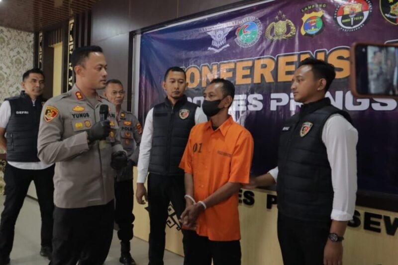 Tersangka penyelewengan dana desa berinisial G, pada konferensi pers di Aula Mapolres Pringsewu, Senin (23/6/2025), Foto: Reza/NK.