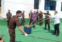 Kejari Pringsewu saat melakukan pemusnahan barang bukti dari perkara yang telah inkracht, Rabu (25/6/2025). Foto: Soheh/NK.