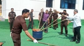 Kejari Pringsewu saat melakukan pemusnahan barang bukti dari perkara yang telah inkracht, Rabu (25/6/2025). Foto: Soheh/NK.