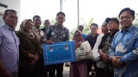 Bupati Lampung Selatan saat menyerahkan bantuan bedah rumah, Sabtu (28/6/2025). Foto: Eko/NK.