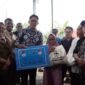 Bupati Lampung Selatan saat menyerahkan bantuan bedah rumah, Sabtu (28/6/2025). Foto: Eko/NK.