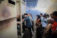 Gubernur Lampung Rahmat Mirzani Djausal melakukan uji coba alat pengering gabah dan jagung (Dryer Rice Milling Unit/DRMU) berkapasitas 20 ton yang rencananya akan diserahkan untuk petani yang bernaung dalam Koperasi Pertanian Serbajadi Sukses Bersama di Desa Bandarrejo, Kecamatan Natar, Lampung Selatan, Jumat (16/5/2025). F: Pemprov Lampung