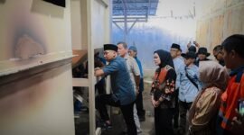 Gubernur Lampung Rahmat Mirzani Djausal melakukan uji coba alat pengering gabah dan jagung (Dryer Rice Milling Unit/DRMU) berkapasitas 20 ton yang rencananya akan diserahkan untuk petani yang bernaung dalam Koperasi Pertanian Serbajadi Sukses Bersama di Desa Bandarrejo, Kecamatan Natar, Lampung Selatan, Jumat (16/5/2025). F: Pemprov Lampung