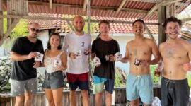 Peserta WSL Krui Pro 2025 saat menikmati kopi robusta Lampung Barat, Selasa (17/6/2025), Foto: Iwan/NK.