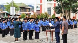 Bupati Lampung Barat saat menyerahkan SK dan Melantik 274 PPPK, di halaman Lamban Pancasila, Way Mengaku Balikbukit, Kamis (19/6/2025), Foto: Iwan/NK.