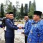Helmi saat berjabat tangan dengan Bupati Lampung Barat, Parosil Mabsus, setelah menerima SK sebagai PPPK, Kamis (19/6/2025), Foto: Iwan/NK.