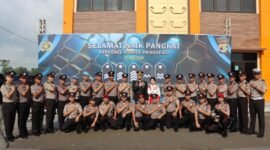 Puluhan personel polres Pringsewu saat menerima kenaikan pangkat, Selasa (1/7/2025). Foto: Reza/NK.