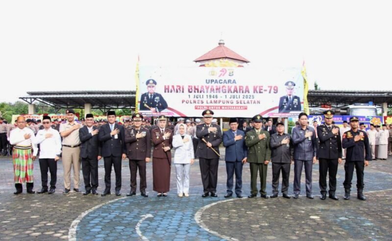 Sekda Lampung Selatan saat menghadiri upacara HUT ke-79 Bahayangkara di halaman mapolres setempat, Selasa (1/7/2025). Foto: Eko/NK.