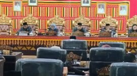 Penyerahan Ranperda RPJMD 2024-2025 pada rapat paripurna yang berlangsung di ruang sidang utama, Selasa (1/7/2025). Foto: Eko/NK.