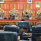 Penyerahan Ranperda RPJMD 2024-2025 pada rapat paripurna yang berlangsung di ruang sidang utama, Selasa (1/7/2025). Foto: Eko/NK.