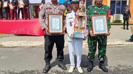 Tiga pilar pekon Lugusari saat meraih juara pertama pada lomba yang diselenggarakan oleh Polda Lampung, Selasa (1/7/2025). Foto: Reza/NK.