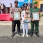Tiga pilar pekon Lugusari saat meraih juara pertama pada lomba yang diselenggarakan oleh Polda Lampung, Selasa (1/7/2025). Foto: Reza/NK.