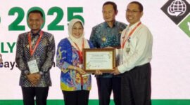 Kadis Peternakan dan Kesehatan Hewan Lampung Selatan saat menerima penghargaan pada ajang Indolivestock Innovation Awards 2025, Rabu (2/7/2025). Foto: Eko/NK.