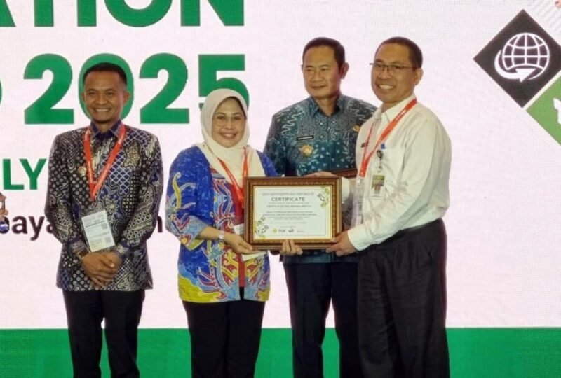 Kadis Peternakan dan Kesehatan Hewan Lampung Selatan saat menerima penghargaan pada ajang Indolivestock Innovation Awards 2025, Rabu (2/7/2025). Foto: Eko/NK.
