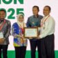 Kadis Peternakan dan Kesehatan Hewan Lampung Selatan saat menerima penghargaan pada ajang Indolivestock Innovation Awards 2025, Rabu (2/7/2025). Foto: Eko/NK.