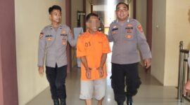 Pria inisial S saat ditangkap oleh Unit PPA Satreskrim Polres Pringsewu atas dugaan tindak kekerasan dalam rumah tangga (KDRT) terhadap istrinya, Kamis (3/7/2025). Foto: Reza/NK.